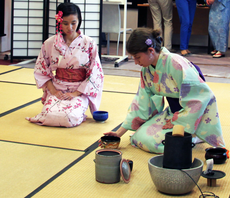 Школа японской мамы. Дзюку школы мастерства в Японии. Омотэ Сэнкэ. Чайная церемония в Японии. Искусство чайной церемонии в Японии.