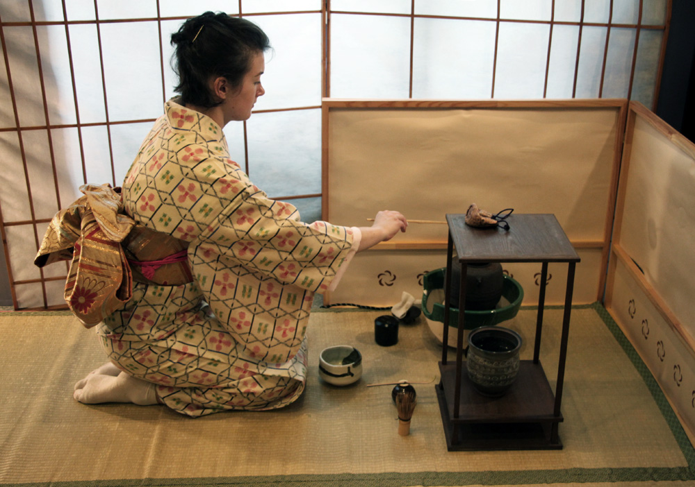 Мастер чайных церемоний. Чайный мастер Япония. Омотэ Сэнкэ. Мастер чайной церемонии. Одежда для чайной церемонии.
